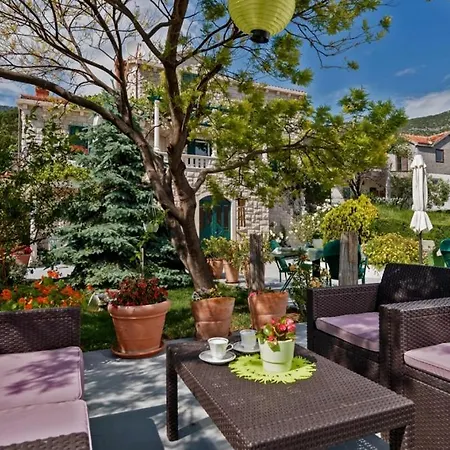 In With Seaview, Terrace, Air Condition, Wifi Apartment *