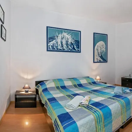 In With Seaview, Terrace, Air Condition, Wifi Apartment *